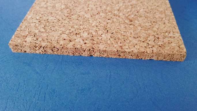 强化地板用软木衬垫。木质地板和室内涂料的软木底座