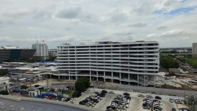 从泰国曼谷郊区昌瓦塔那区周围正在建设的建筑物的顶部观看。