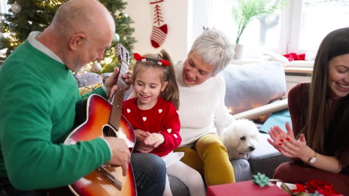 几代同堂的家庭演奏和唱圣诞歌曲