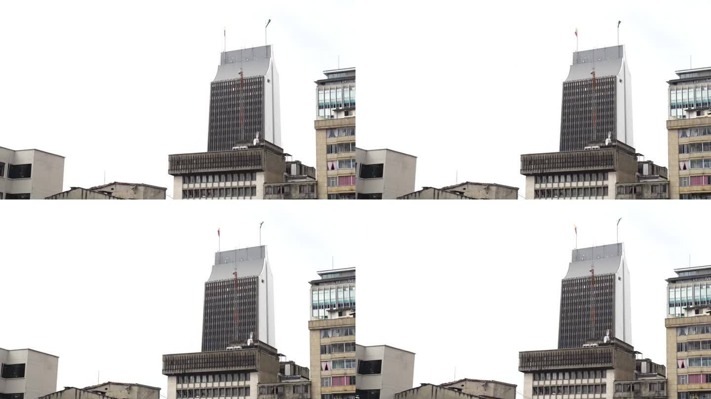 哥伦比亚麦德林市的一幢高楼十分显眼