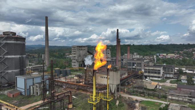 在化工厂燃烧火炬。化工企业烟囱着火对大气中有害物质的排放