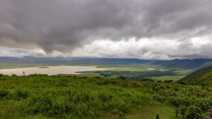 非洲坦桑尼亚恩戈罗恩戈罗保护区山坡上多云的天空