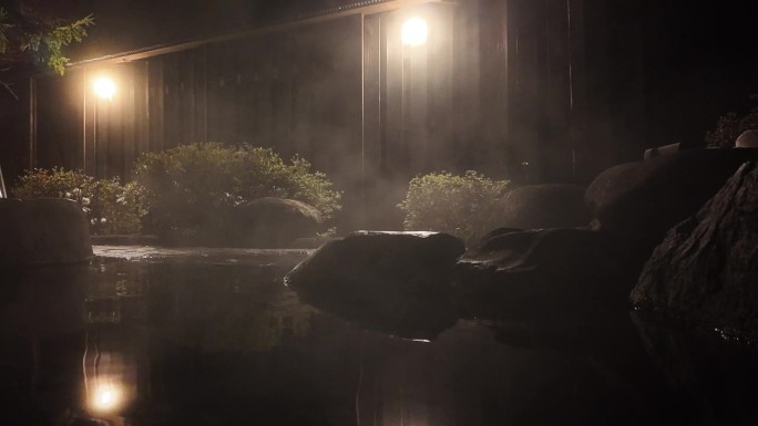 日本的户外温泉在晚上蒸汽