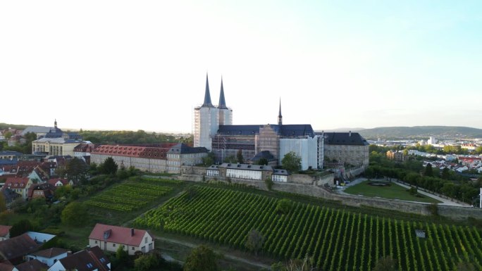 无人机视频从修道院Michelsberg在班贝格与葡萄园在前景