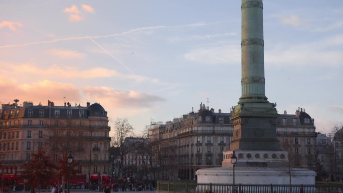 法国巴黎黄昏时的巴士底柱和周围的巴黎建筑