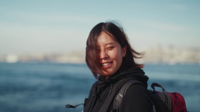 独自乘坐轮渡的亚洲女性游客