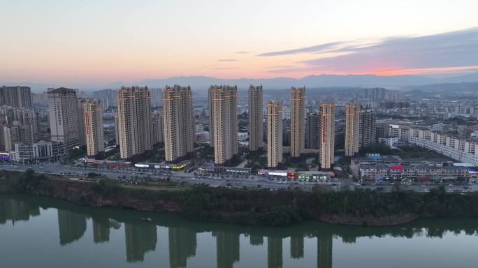 航拍夕阳下于都城区全景