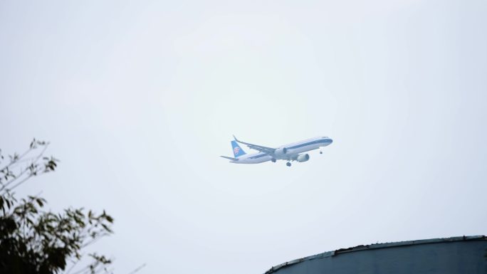 飞机飞过屋顶