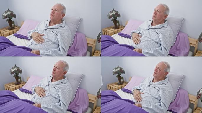 穿着睡衣的老人，痛苦地坐在卧室的床上，捂着肚子。疾病表现为胃痛、便秘或恶心在家。