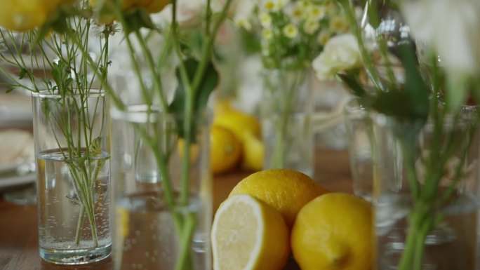 婚宴上的桌子，用切成两半的柠檬装饰