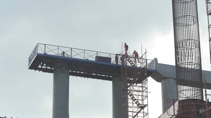高速公路桥梁建设工地上的工人