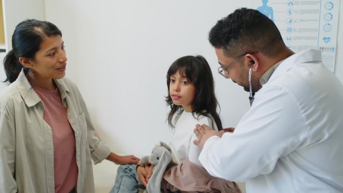 男儿童医生用听诊器听病人背诊