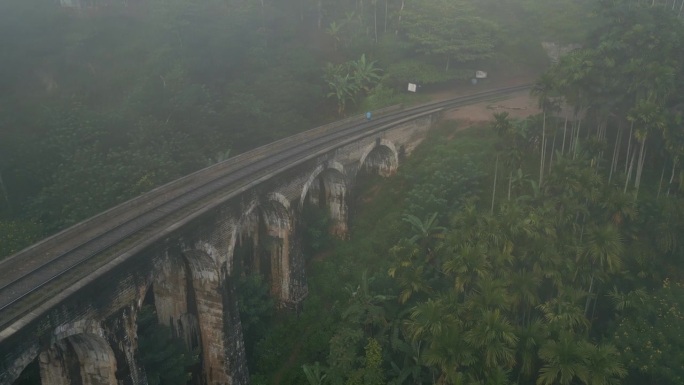 撤回建立无人机拍摄9拱桥在雾蒙蒙的早晨在艾拉斯里兰卡