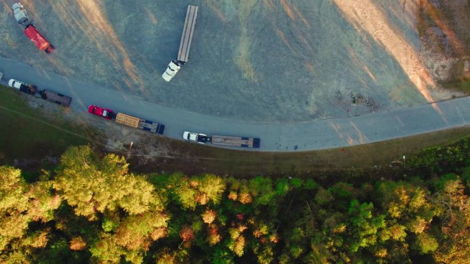 自上而下的高空能手式运输，白色皮卡拉鹅颈拖车平板车。梅肯，佐治亚州，美国