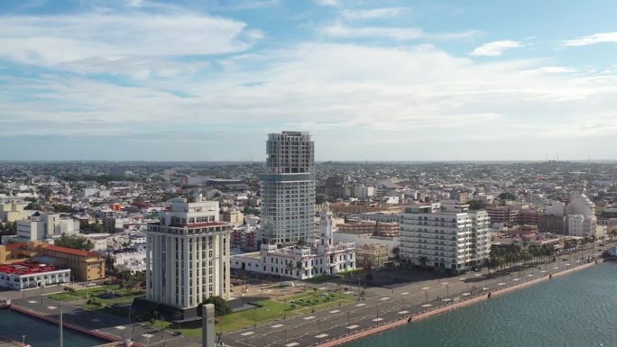 墨西哥沿海城市韦拉克鲁斯的空中全景，展示了现代高层建筑和海滨历史建筑的和谐融合