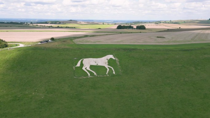英国英格兰威尔特郡Devizes附近的白垩地标“白马大道”的高空轨道剪辑