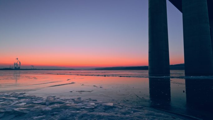 黄河结冰日落夕阳蓝调时刻河边海边大桥