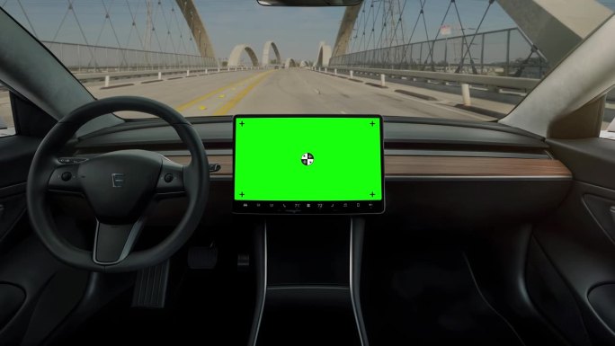 配备绿色屏幕中控台屏幕的自动驾驶电动汽车。