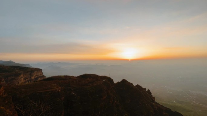 太行山悬崖边摄影人出行在路上看日出
