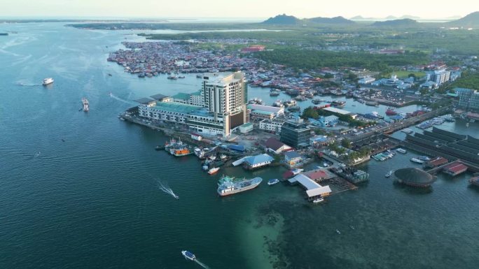 仙本那的全景鸟瞰图，日落时的旅游海滨村庄全景鸟瞰图