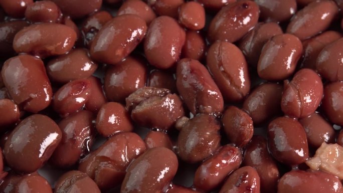 红芸豆罐头微距旋转背景低光。有机蒸豆。墨西哥菜的腌豆