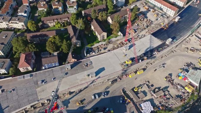 瑞士小镇公路围护屋顶密封的高角度视图。
