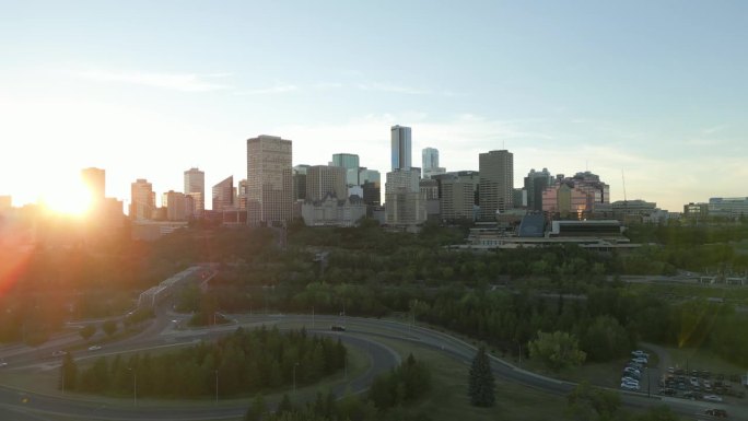 阳光穿过加拿大埃德蒙顿市中心的建筑物
