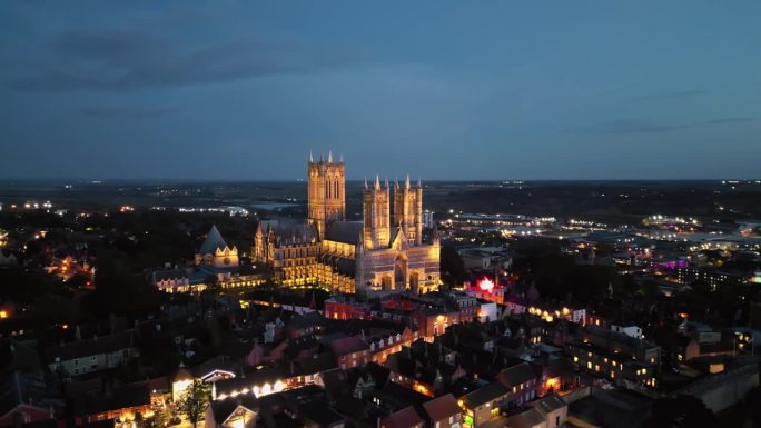 黄昏时分，英国地标建筑林肯大教堂的航拍无人机视频，展示了其明亮雄伟的哥特式建筑。