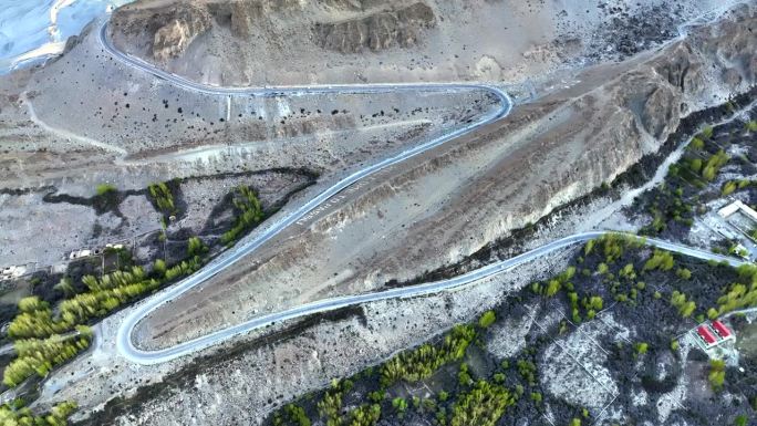 春季喀喇昆仑公路沿线喜马拉雅山脉帕苏山脉和罕萨河鸟瞰图。巴基斯坦北部