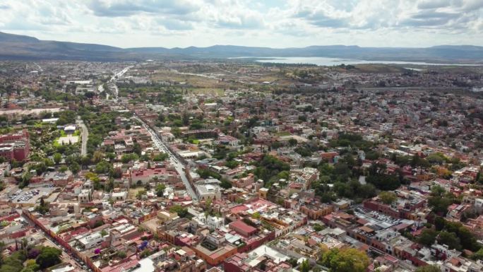 墨西哥，圣米格尔德阿连德:鸟瞰殖民时代的城市，典型的彩色建筑-从上面俯瞰拉丁美洲的全景