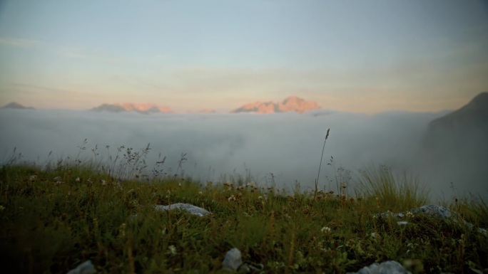 风景秀丽，山峰在雾之上，后面是草山