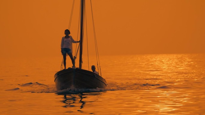 海岸奥德赛:女人站在船头，男人熟练地引导船