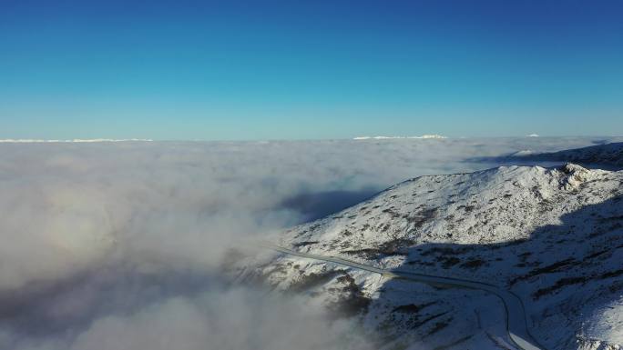 冬季清晨雪山上的云海