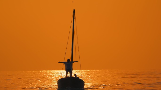 SLO MO航行宁静:一对夫妇在日落时在船上滑行的浪漫之旅