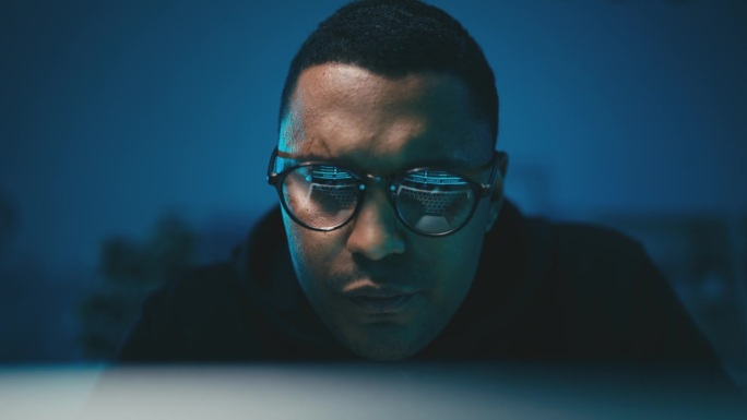 黑客制作勒索软件来窃取密码，眼镜上的屏幕反射
