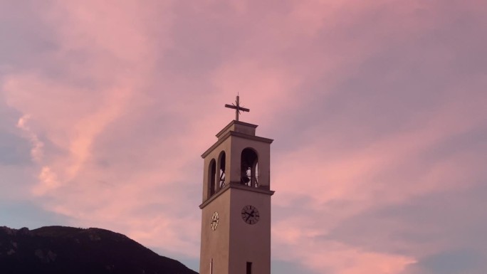 教堂的钟声在粉红色忧郁的夕阳下响起