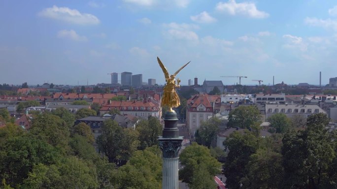 魔术空中俯视图飞行
金色和平天使柱德国巴伐利亚城市慕尼黑，夏日23日晴空万里多云。全景无人机
4k电