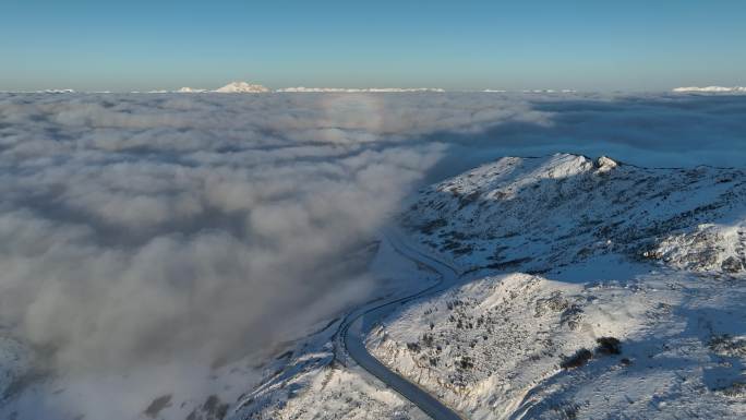 冬季清晨雪山上的云海
