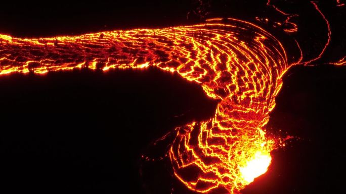 夜间火山喷发的熔岩流成的河流。