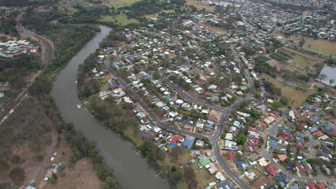 澳大利亚昆士兰州洛根市的洛根河和洛根霍姆社区。空中拍摄