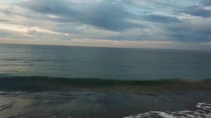 在墨西哥洛斯卡沃斯海岸，无人机拍摄到海浪向海滩上升，海浪破碎