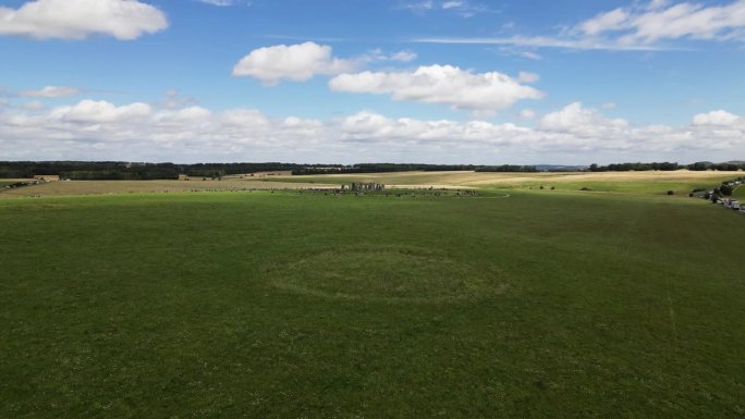 巨石阵，位于英国英格兰威尔特郡索尔兹伯里平原的史前纪念碑