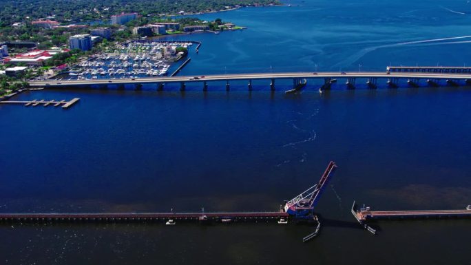 白天从佛罗里达州布雷登顿风景优美的海滨上空俯瞰，CSX火车桥是一个工程奇迹。