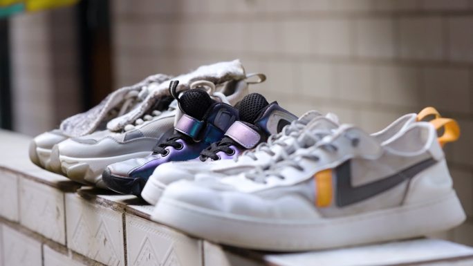 瓷砖上晾晒的鞋