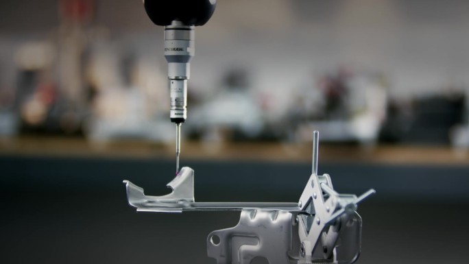 在自动化工厂中，精密数控测量机检测金属产品的质量参数是否符合要求
