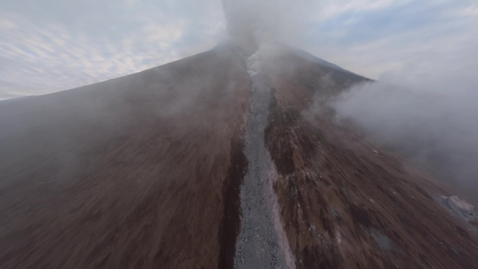 无人机提升活火山山顶天然气流危险高温极端