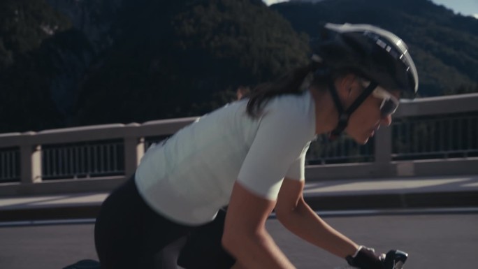 女自行车手在山路上坡