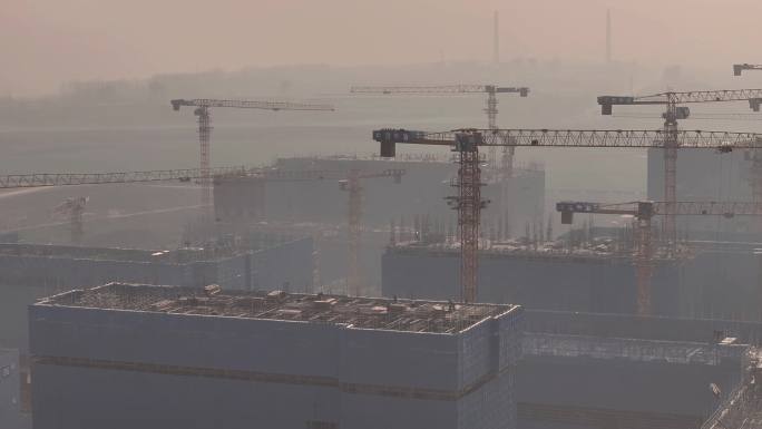 4K航拍雾霾下的建筑工地污染空气
