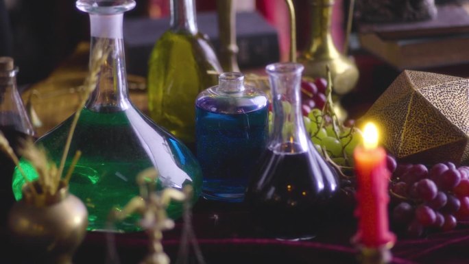 哥特文艺复兴时期的长生不老药:桌子上的各色瓶子-古装剧