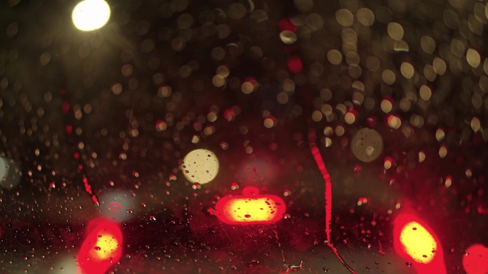 晚上在雨中开车